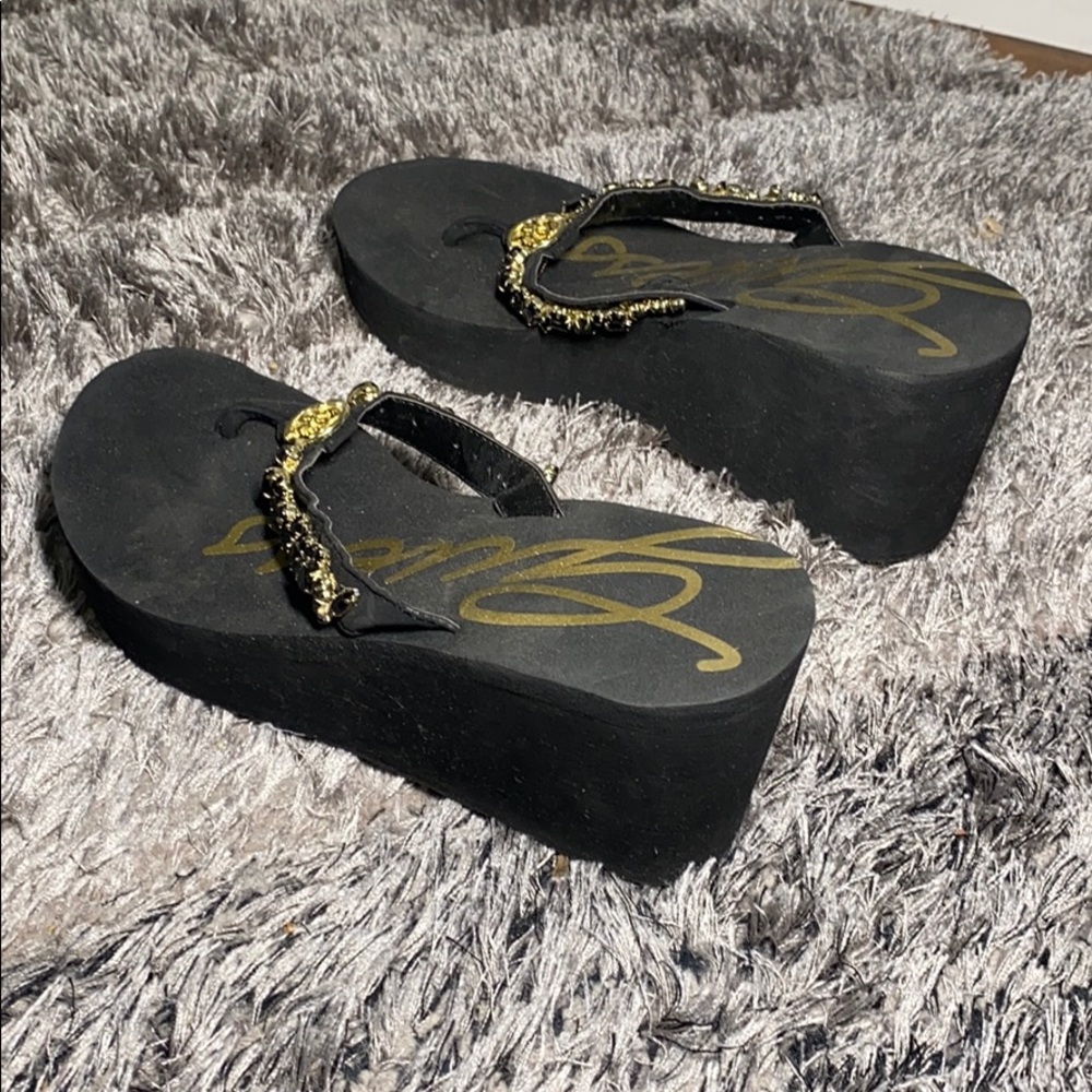 women’s guess healed slippers